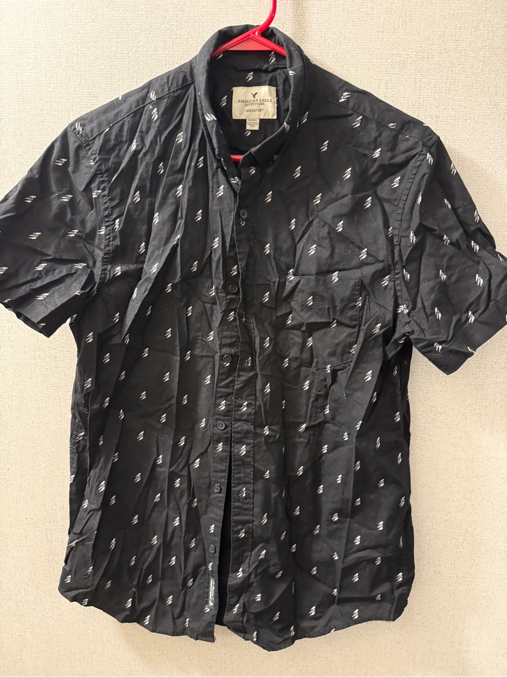American Eagle Outfitters Men's Black Short-Sleeve Printed Button-Up Shirt